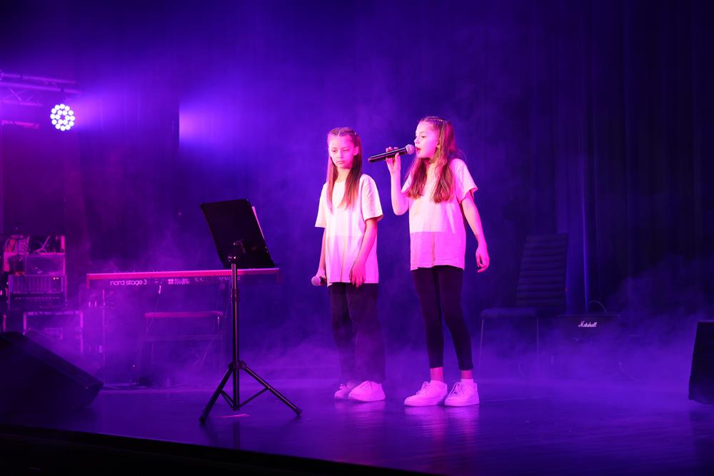 Marie Hjelle og Jenny Rovde song &quot;Dance the night&quot;. - Klikk for stort bilete